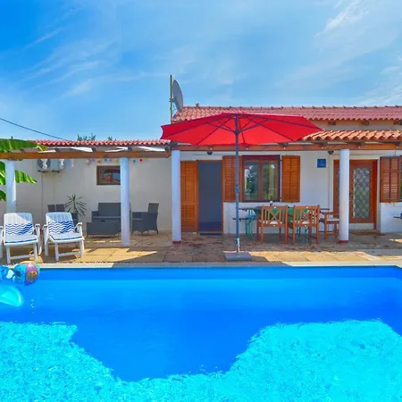 House With Pool 1117 Holiday home
