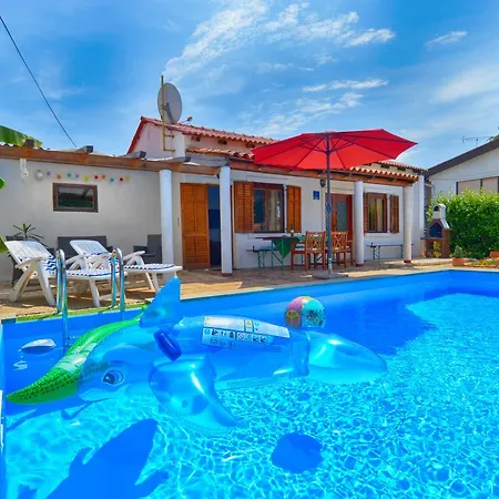House With Pool 1117 Holiday home Fazana